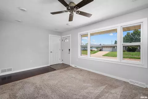 810 13th St, Silvis, IL 61282 photo 4