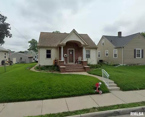 2301 Wilkes Ave, Davenport, IA 52804