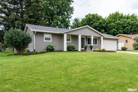 119 S Park View Dr, Eldridge, IA 52748 photo 2