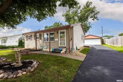 3514 Greenbrier Dr, Bettendorf, IA 52722