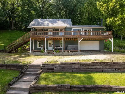 1204 N 2nd St, Le Claire, IA 52753