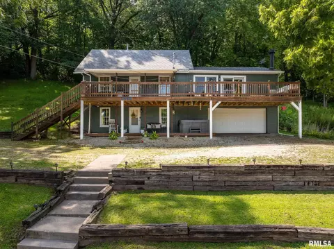 1204 N 2nd St, Le Claire, IA 52753