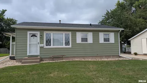 3010 Greenbrier Dr, Bettendorf, IA 52722