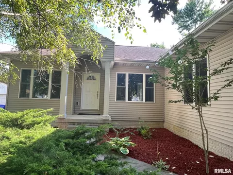 211 E College St, Kewanee, IL 61443 photo 5