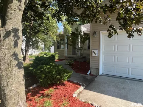 211 E College St, Kewanee, IL 61443 photo 3