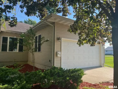 211 E College St, Kewanee, IL 61443 photo 6