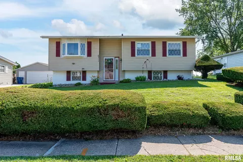 5711 N Gaines St, Davenport, IA 52806