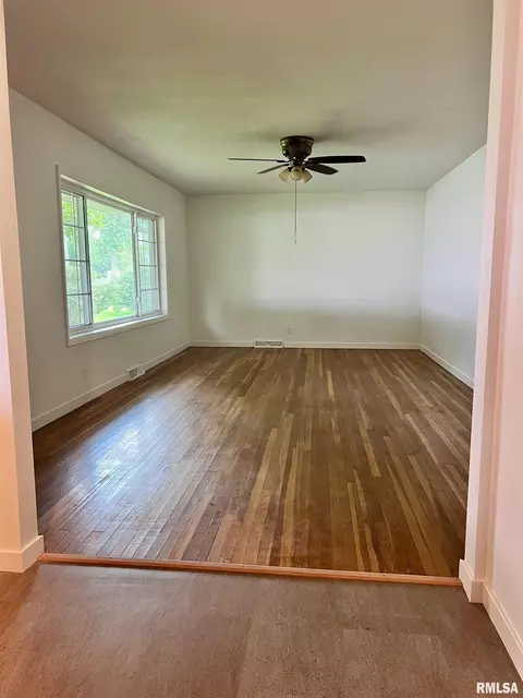 312 E Center St, Cambridge, IL 61238 photo 5