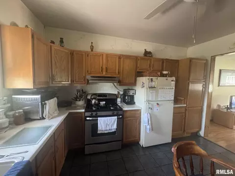 622 S Tremont St, Kewanee, IL 61443 photo 2