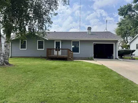 861 14th St NW, Clinton, IA 52732