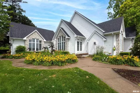 21945 Great River Rd, Le Claire, IA 52753