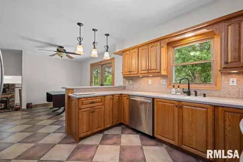 630 Hillandale Dr, Morrison, IL 61270 photo 4