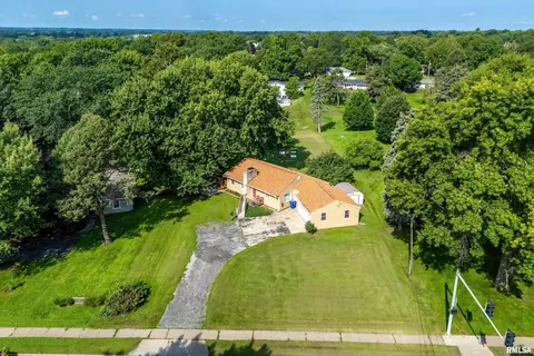 4124 N Division St, Davenport, IA 52806