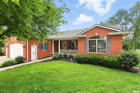 2718 Pioneer Ct, Davenport, IA 52804