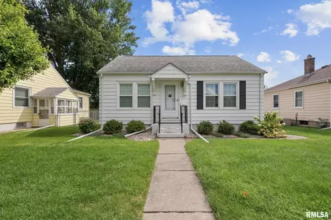 1037 Holmes St, Bettendorf, IA 52722