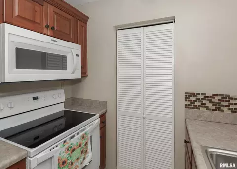 1104 40th St, Moline, IL 61265 photo 7