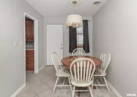 1104 40th St, Moline, IL 61265 photo 9