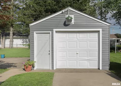1104 40th St, Moline, IL 61265 photo 17
