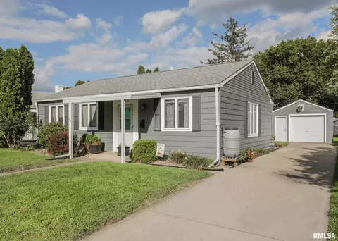 1104 40th St, Moline, IL 61265 photo 2