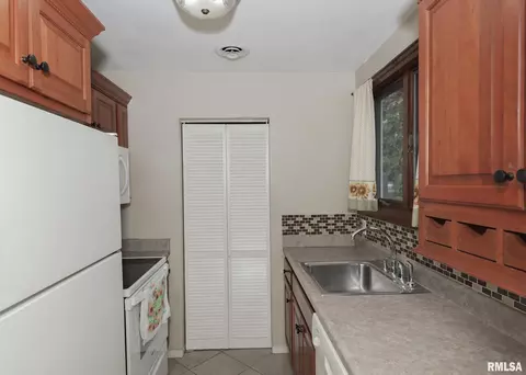 1104 40th St, Moline, IL 61265 photo 5
