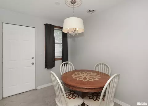 1104 40th St, Moline, IL 61265 photo 8