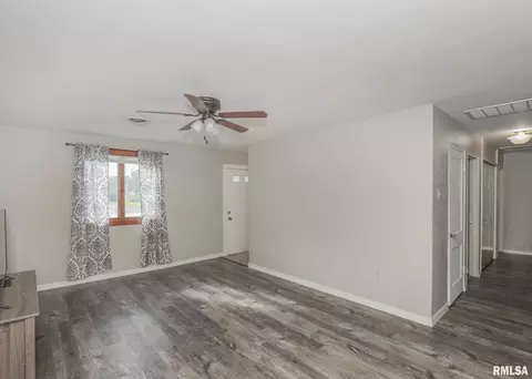 1104 40th St, Moline, IL 61265 photo 3