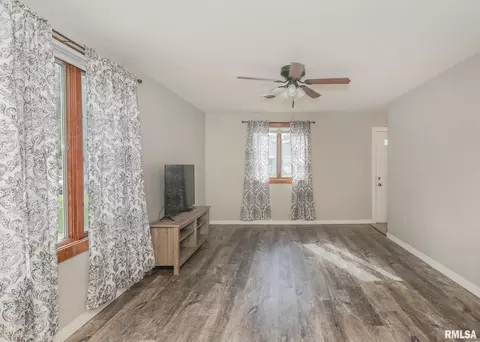 1104 40th St, Moline, IL 61265 photo 4