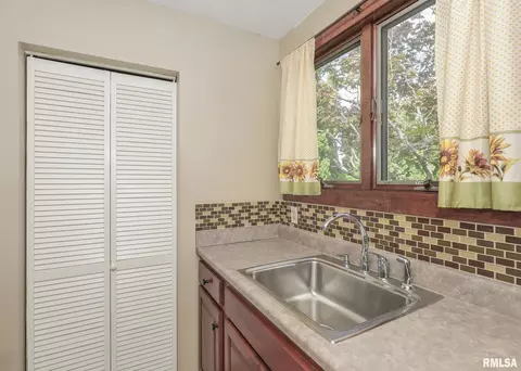 1104 40th St, Moline, IL 61265 photo 6