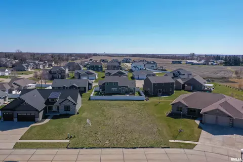 751 Muirfield Cir, Eldridge, IA 52748