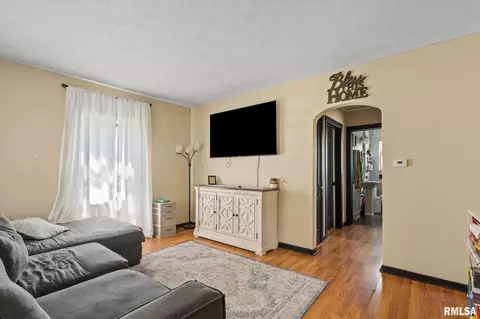 2129 4th St, Moline, IL 61265 photo 2