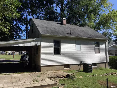 304 Douglas St, Anna, IL 62906 photo 3