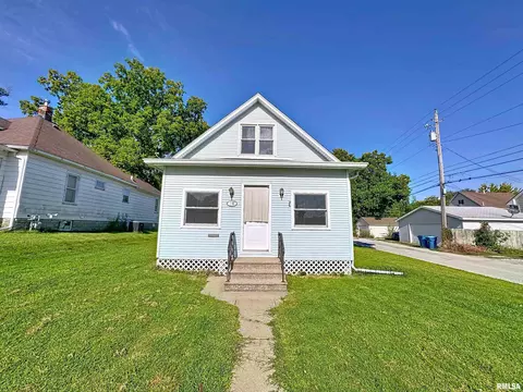 118 7th St, Silvis, IL 61282