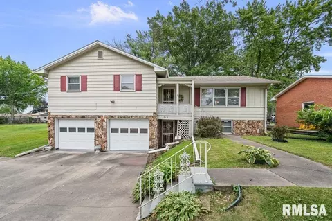 1515 10th St, Silvis, IL 61282