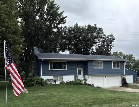 139 Wisteria Ln, Riverdale, IA 52722