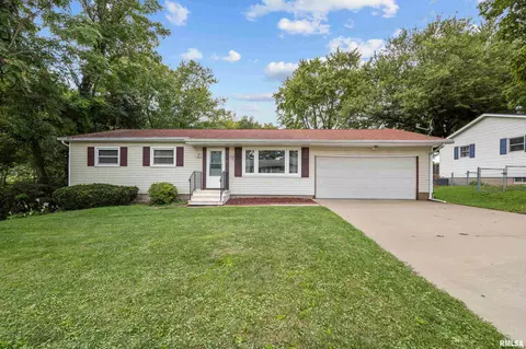 1406 15th St, Silvis, IL 61282