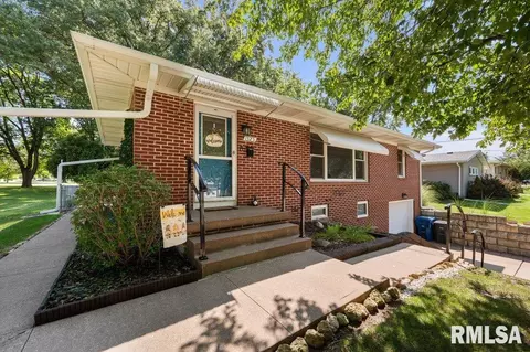 1525 21st St, Bettendorf, IA 52722