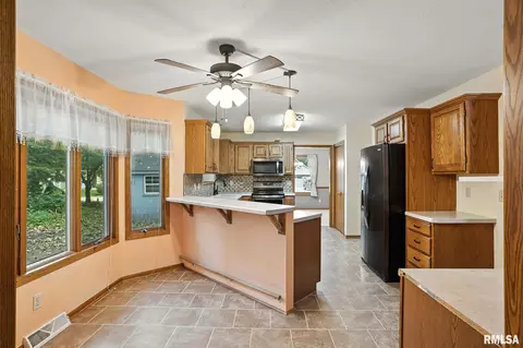 301 E 11th Ave, Coal Valley, IL 61240 photo 9