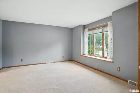301 E 11th Ave, Coal Valley, IL 61240 photo 4