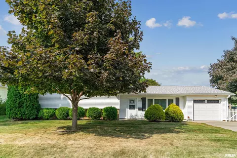 1705 Elmwood Dr, Bettendorf, IA 52722