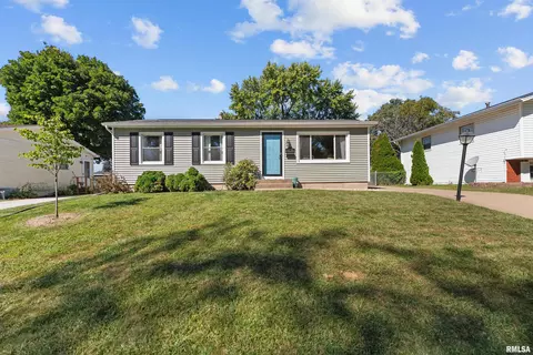 3530 Greenbrier Dr, Bettendorf, IA 52722