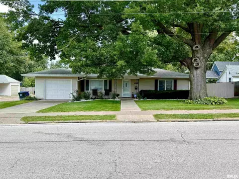 2015 Washington St, Davenport, IA 52804