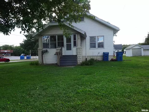 917 3rd St, Silvis, IL 61282