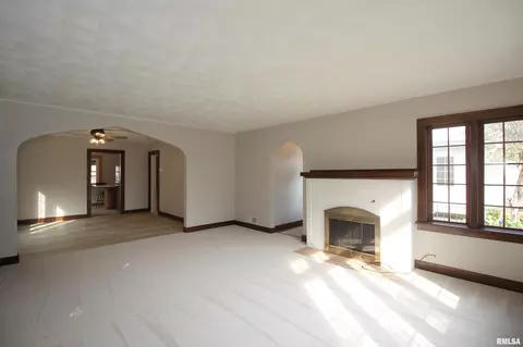 2437 28th St, Moline, IL 61265 photo 9