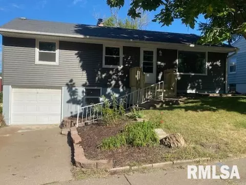 926 Cimarron Dr, Davenport, IA 52804