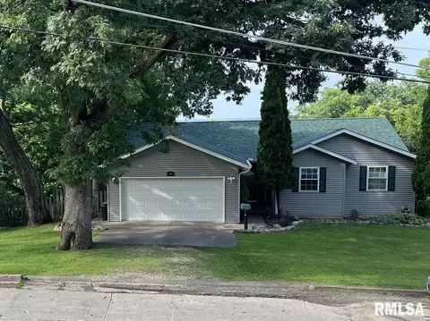 213 Walnut St, Savanna, IL 61074