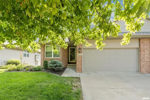 5577 Red Fox Rd, Bettendorf, IA 52722