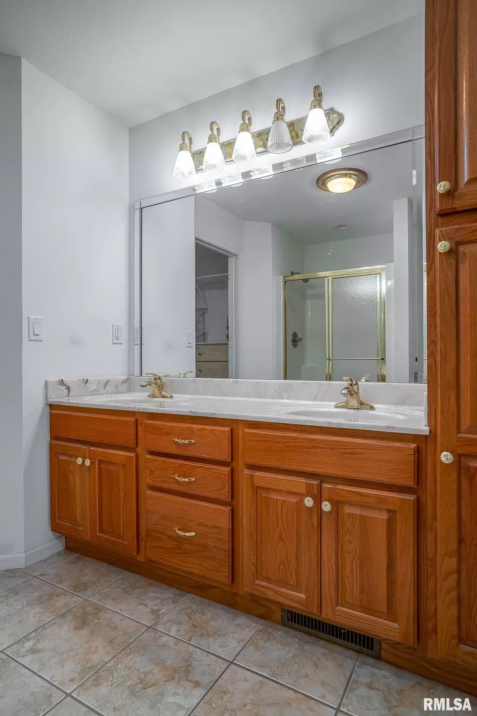 Bath - 601 Cherry Ct, Colona, IL 61241 photo 3 of 5