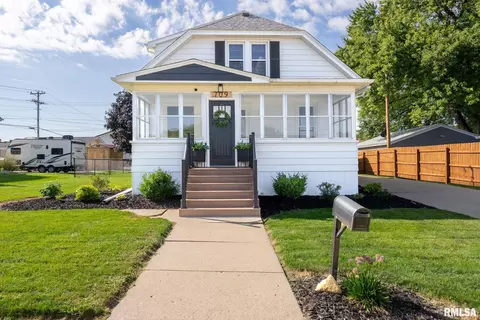 709 11th St, Dewitt, IA 52742