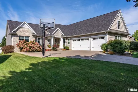 6822 Summerfield Dr, Bettendorf, IA 52722