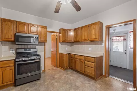 2370 31st St, Moline, IL 61265 photo 11